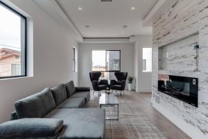 Luxury Modern 4 Bedroom 4 Bathroom Home with Rooftop Deck #6
