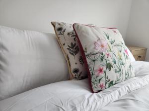 Stunning 3Bed with Balcony and Free Parking