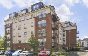 Stunning 3Bed with Balcony and Free Parking