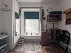 R4 - Relaxing Double Room - City & Beach Access, WIFI, Free Parking, Bus Stop 50ft From House - Self Catering