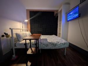 R4 - Relaxing Double Room - City & Beach Access, WIFI, Free Parking, Bus Stop 50ft From House - Self Catering