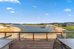 New Listing Lake View 5BR Home Arcade Games, Grill