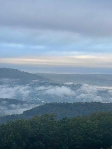 Lookout Mtn cabin with a view - Ubytování bez kategorie ve městě Rising Fawn