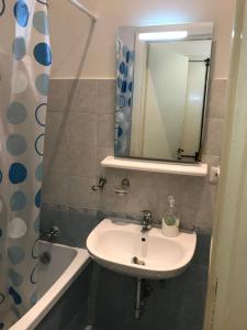 Great studio near Coliseum