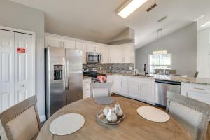 Private Pool and Hot Tub Modern Davenport Home!