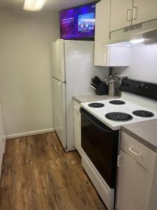 THE Clubhouse MASTERS GOLF THEMED 1 KING BED 1 BATH FURNISHED APARTMENT FULL SIZE KITCHEN FULL SIZE LEATHER PULL OUT SLEEPER SOFA IN LIVING ROOM & FULL SIZE LEATHER SOFA 1 GIG FIBER INTERNET DIRECTV PREMIUM PACKAGESPORTS & MOVIE CHANNELS & DVR