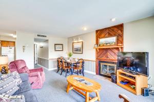 Indoor and Outdoor Pool Access! Condo 3 Mi to GSMNP