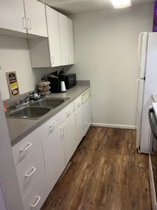 THE Clubhouse MASTERS GOLF THEMED 1 KING BED 1 BATH FURNISHED APARTMENT FULL SIZE KITCHEN FULL SIZE LEATHER PULL OUT SLEEPER SOFA IN LIVING ROOM & FULL SIZE LEATHER SOFA 1 GIG FIBER INTERNET DIRECTV PREMIUM PACKAGESPORTS & MOVIE CHANNELS & DVR