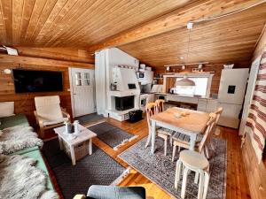 Log House and New Sauna Pikariporras