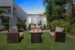 Pineapple Paradise #1 13 min to Beach Fire Pit