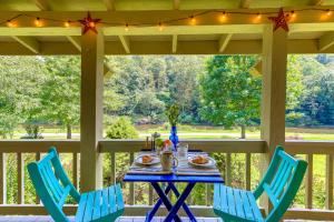 Riverfront Home with Fire Pit and Deck in Lansing