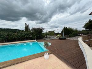 Maison verdoyante et piscine