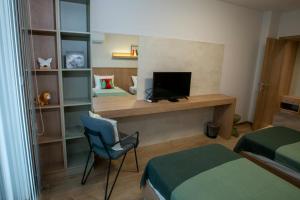 TRINAVIS In Blue-Boutique Apartment, OWN PRIVATE PARKING, City Center, Entire Apartment