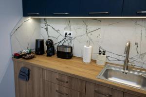 TRINAVIS In Blue-Boutique Apartment, OWN PRIVATE PARKING, City Center, Entire Apartment