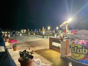 شاليه فاخر بإطلالة على البحر وحمام السباحة - موقع مميز داخل قرية بدر السياحية