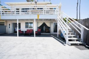 BEACHFRONT COTTAGE LOWER UNIT