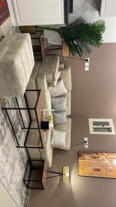 شقة راقية بغرفتين نوم وصالة ومطبخ