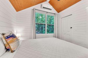 Dogwood Cottage with Private Fire Pit & Sleeps 6