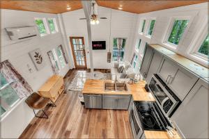 Dogwood Cottage with Private Fire Pit & Sleeps 6