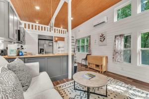 Dogwood Cottage with Private Fire Pit & Sleeps 6