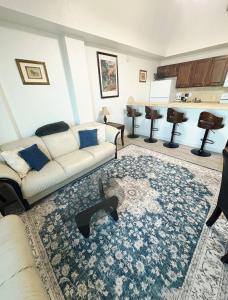 Direct beach access 1st Floor walkout wkitchen