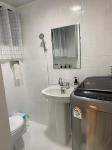 Stay in Hannam Twin Room a shared house format