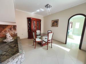 Casa com Piscina em Cabeçudas , 80 metros da Praia