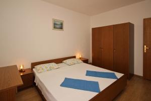 Apartments with parking space Punat, Krk - 24845