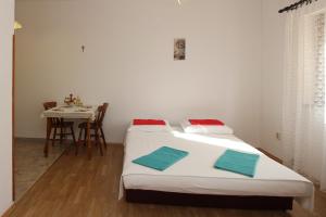 Apartments with parking space Punat, Krk - 24845