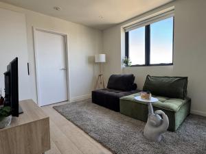 IN2103-Exquisite View with Balcony 2BR Apt Next to Crown DFO South Melbourne Market