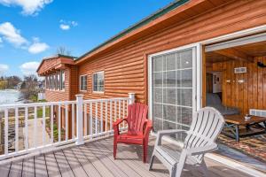 Spacious Multi-Unit Retreat with Lakefront Views