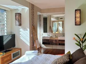 LAGUNA PARADISE - Island house with private beach & pontoon on lagoon - 4 bedrooms
