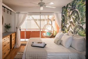 Waikiki Escape King Bed Pool Walk to Beach