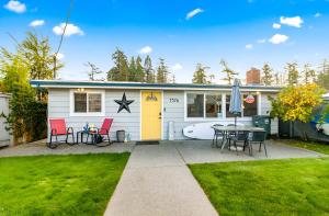 Birch Bay Retreat between creek and bay