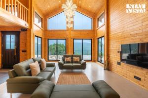 StayVista at Apukaa Hills with Karaoke, Pool