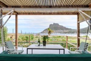 Beachfront 3 Bed With Private Parking & BBQ Area - 4hvězdičkové hotely ve městě Hout Bay