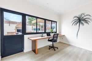 Beachfront 3 Bed With Private Parking & BBQ Area