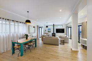 Beachfront 3 Bed With Private Parking & BBQ Area