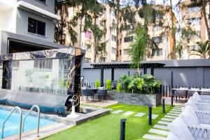 Stylish 1 Bed with pool & gym and scenic NBO Views