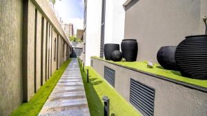 Stylish 1 Bed with pool & gym and scenic NBO Views