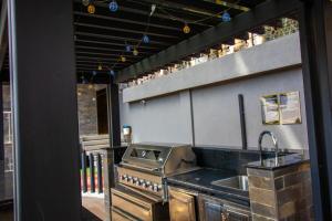 Stylish 1 Bed with pool & gym and scenic NBO Views