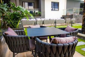 Stylish 1 Bed with pool & gym and scenic NBO Views