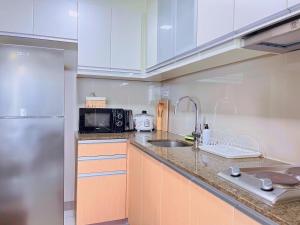 MODERN BGC 1BR, Uptown Mall Connector, 5G WiFi, Pool, Ste 17