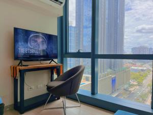 MODERN BGC 1BR, Uptown Mall Connector, 5G WiFi, Pool, Ste 17
