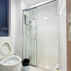 2R2B 4pax Condo Forest City 3D-2105