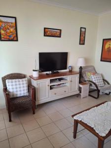 Beautiful mountain view apartment in Sea Point