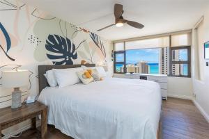 New! Modern Remodeled Condo, Walk to Waikiki Beach, Oceanview, Free Parking, AC