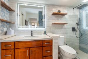 New! Modern Remodeled Condo, Walk to Waikiki Beach, Oceanview, Free Parking, AC