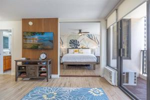 New! Modern Remodeled Condo, Walk to Waikiki Beach, Oceanview, Free Parking, AC