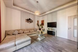 Serenity Family Apartment 2BR, AC and Balcony in Buda